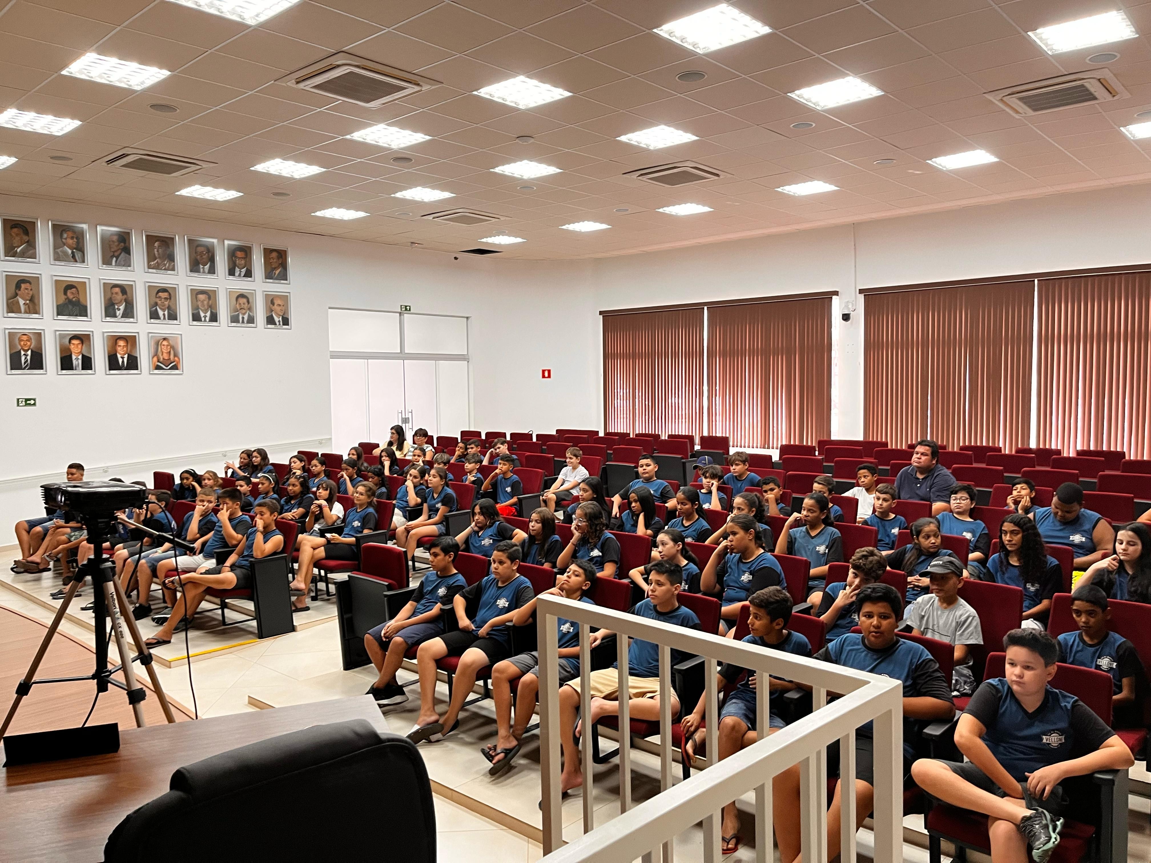 Alunos da E.E. Padre Alberto Vellone participam de encontro com a escritora Luciana Sandroni na Câmara Municipal